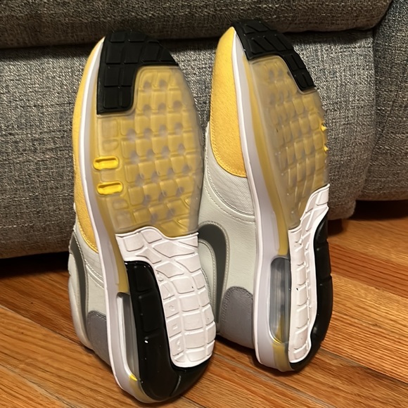 Like NEW NIKE MAX MOTIF SIZE 9 YELLOW WHITE AND GREY - Picture 1 of 3